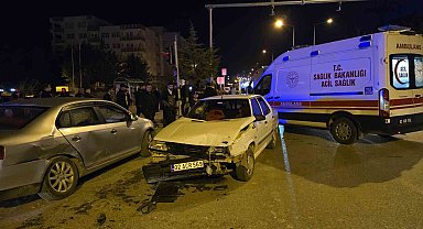Adıyaman'da iki otomobil çarpıştı: 12 yaralı