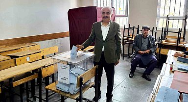 Belediye başkan adayları oylarını kullandı