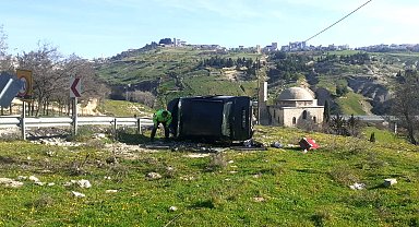 Besni'de hafif ticari araç takla attı: 7 yaralı