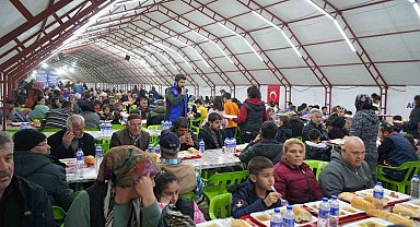 Depremzedeler ilk iftarını AFAD'ın iftar çadırında açtı