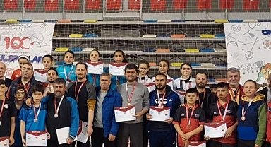 Dumplupınar Ortaokulu masa tenisi takımı 3. oldu
