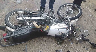Hafif ticari araç ile motosiklet çarpıştı: 1 yaralı