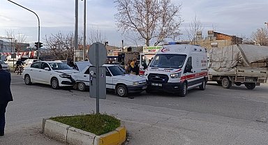 İki otomobil, bir ambulans çarpıştı: 1 yaralı