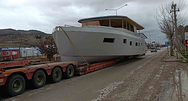 Kara yolundan geçirilen dev tekne, trafiği kilitledi