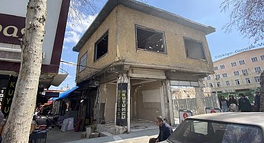 Kolonları kırılan ağır hasarlı yapı vatandaşları korkutuyor