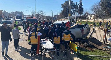 Kontrolden çıkan kamyonet refüje çıktı: 3 yaralı