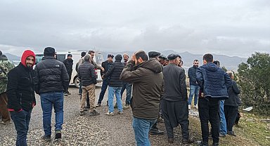 Köylüler taş ocağı için toplandı