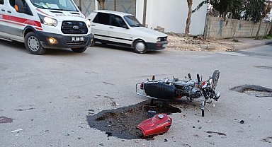 Motosikletle otomobil çarpıştı: 1'i ağır 2 yaralı