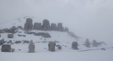 Nemrut Dağı baharda kışı yaşıyor