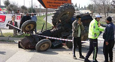 Otomobille çarpışan traktör devrildi: 1 ağır yaralı
