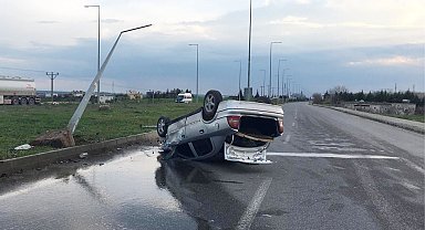 Sanayi kavşağında çarpışan iki araçtan biri takla attı: 2 yaralı