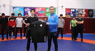 Spor eğitim merkezi sporcularına malzeme desteği