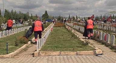 Acı dolu yürekleriyle görevlerinin başındalar