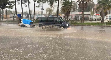 Dolu yağışı Adıyaman'ı beyaza bürüdü