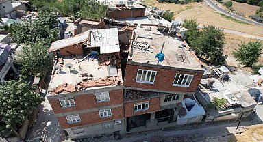 Ekseni kayan bina yıkıldı