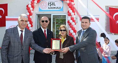 Emekli ikramiyesiyle köyde okul yaptı