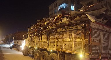 Gölbaşı'nda trafiği tehlikeye atan hurda yüklü tırlara ceza