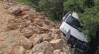 Hafif ticari araç şarampole devrildi: 1 yaralı