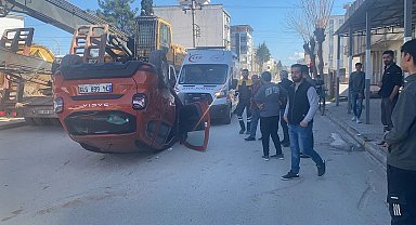 İki otomobil çarpıştı: 2 yaralı
