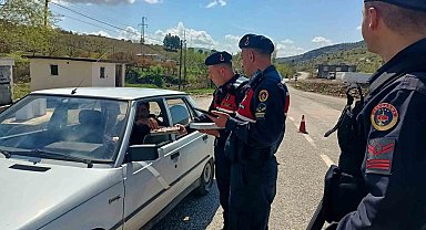 Jandarma sürücülere şeker ve kolonya ikram etti
