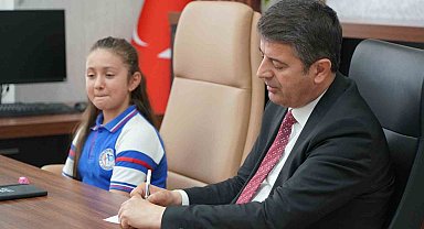 Koltuğa oturan depremzede çocuk çiçek gibi Adıyaman istedi