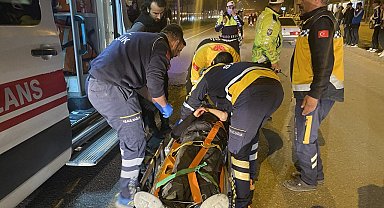 Motosiklet hafif ticari araca çarptı: 2 yaralı