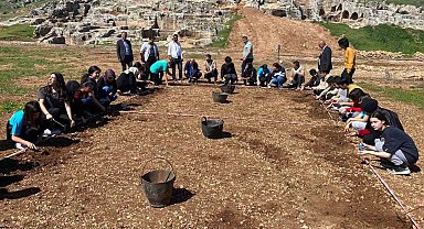 Öğrenciler tarihi alanda kazı çalışmalarına katıldı