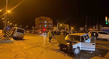 Otomobil ile hafif ticari araç çarpıştı:7 yaralı