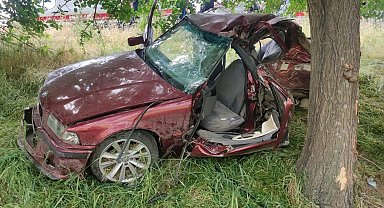 Adıyaman'da otomobil ağaca çarptı: 1 ölü, 1 yaralı