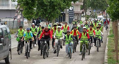 Bisikletseverler 7 kilometre pedal çevirdi