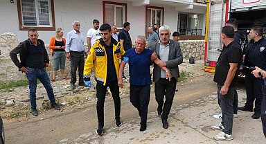 Çatıda çıkan yangında 2 kişi dumandan etkilendi