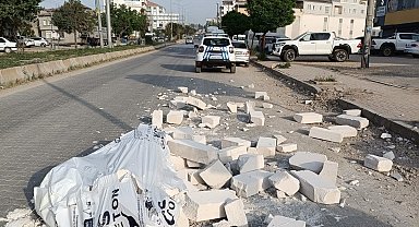Karayoluna inşaat malzemesi döküldü