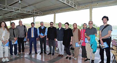 Kaymakam Korkurtata bienal üyeleri ile bir araya geldi