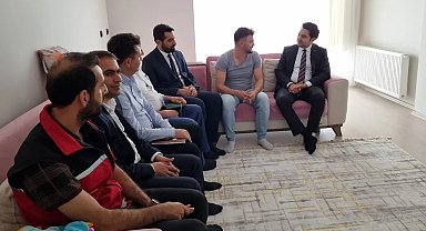 Kaymakam Seyhan, depremde hayatını kaybedenlerin yakınlarına ziyaret etti
