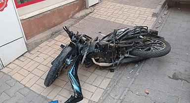 Motosiklet ile otomobil çarpıştı: 2 yaralı