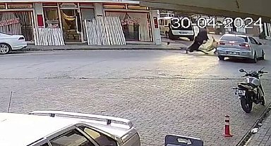 Motosiklet ile otomobilin çarpışma anı kameralara yansıdı