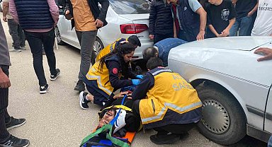 Motosikletle otomobilin çarpışma anı kameralara yansıdı
