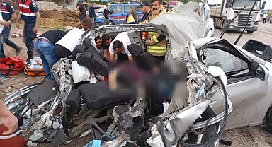 Otomobil ile tır çarpıştı: 2 ölü, 3 yaralı