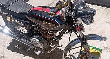 Park halindeki motorun tekeri çalındı