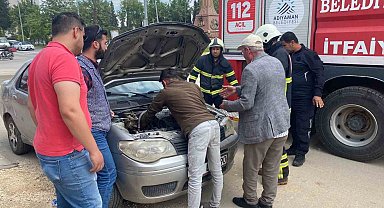Seyir halindeki otomobil alev aldı