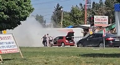 Seyir halindeki otomobil alev aldı