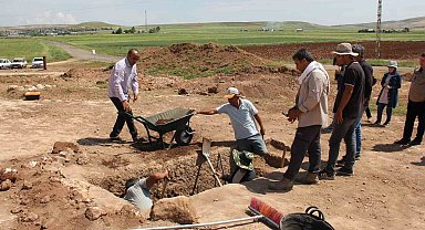 Tharsa Antik Kentte iki boğa başı bulunan mezar bulundu