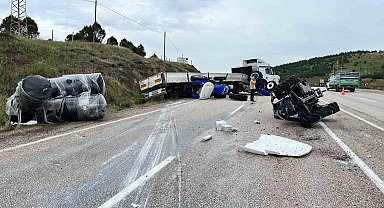 Traktör yüklü tır şarampole devrildi