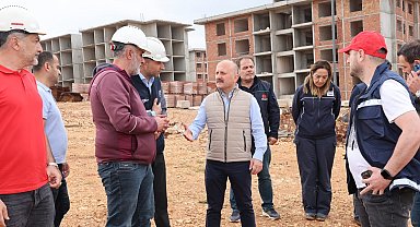 Vali Varol, deprem konutlarında incelemeler yaptı