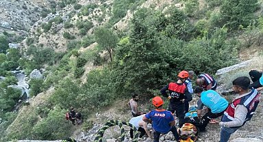 Adıyaman'da 200 metre yüksekliğindeki uçurumda nefes kesen kurtarma operasyonu
