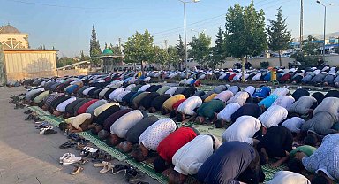 Adıyaman'da binlerce kişi bayram namazı için saf tuttu
