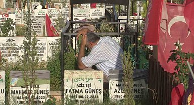 Adıyaman'da depremzedeler mezarlıklara akın etti