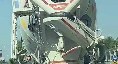 Beton mikseri asfalt yola çimento dökerek ilerledi