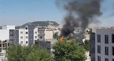 Bina çatısında çıkan yangın paniğe neden oldu
