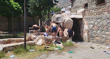 Çocuklar serinlemeyi eğlenceye çevirdi